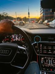 Interiér Audi s výhledem na Prahu při západu slunce