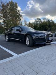 Černé Audi na parkovišti za denního světla