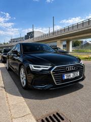 Černé Audi zaparkované u mostu