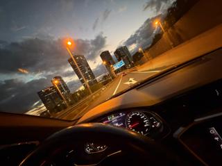 Výhled z interiéru Audi na město za soumraku