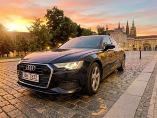 Černé Audi v Praze při západu slunce