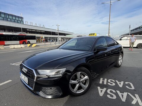 Černé Audi taxi před terminálem Letiště Václava Havla Praha